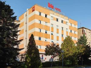 un edificio con un cartello sopra di Ibis Salamanca a Salamanca