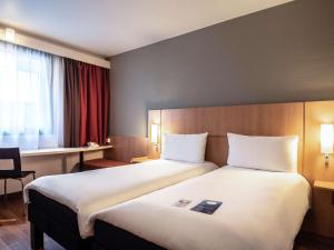 Hotel Ibis Krakow Centrum tesisinde bir odada yatak veya yataklar