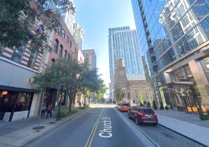 Una calle de la ciudad con coches aparcados en la calle. en 506 Lofts, en Nashville