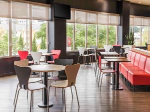 A restaurant or other place to eat at ibis Curitiba Aeroporto