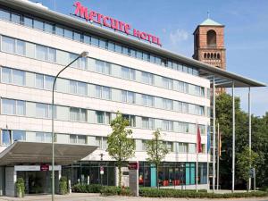 un grand bâtiment blanc avec un panneau d'hôtel dans l'établissement Mercure Hotel Plaza Essen, à Essen