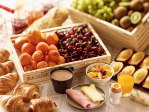 una mesa cubierta con muchos tipos diferentes de comida en ibis Nuits Saint Georges, en Nuits-Saint-Georges