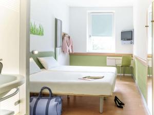 a bathroom with a tub, sink, and toilet at ibis budget Berlin Alexanderplatz in Berlin