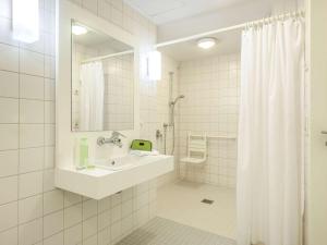 Koupelna v ubytování ibis budget Berlin Alexanderplatz + 21 fotografií
