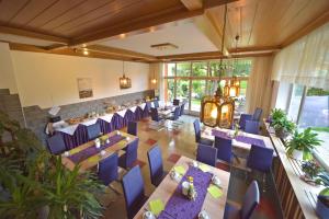 an overhead view of a restaurant with tables and chairs at Gästehaus Bärwald in Seeboden