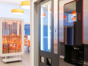 Uma TV ou centro de entretenimento em ibis budget Antwerpen Centraal Station