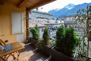 een balkon met een tafel en uitzicht op de stad bij StudiÒ Aubert in Aosta