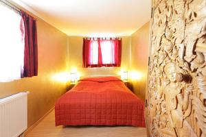 a bedroom with a red bed and a window at Zum Riesen in Kandel