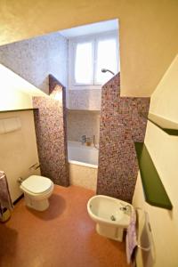 Un baño pequeño con inodoro y lavabo. en Casa Mosaico, en Vicenza