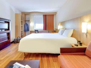 Ein Bett oder Betten in einem Zimmer der Unterkunft ibis Konstanz