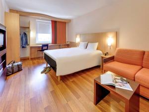 Postel nebo postele na pokoji v ubytování ibis Konstanz + 37 fotografií