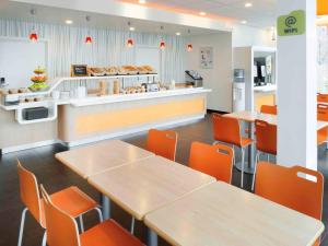 En restaurant eller et spisested på ibis Budget Brussels South Ruisbroek