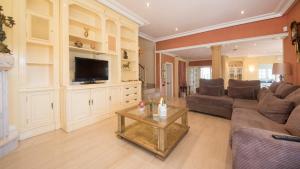 A television and/or entertainment centre at R60 Casa Sendo