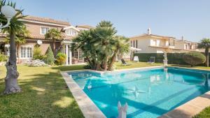 The swimming pool at or close to R60 Casa Sendo