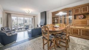 A seating area at R28 APARTAMENTO MONTSERRAT 11-3