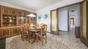 A kitchen or kitchenette at R28 APARTAMENTO MONTSERRAT 11-3