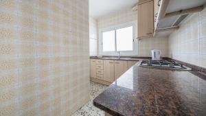 A kitchen or kitchenette at R28 APARTAMENTO MONTSERRAT 11-3