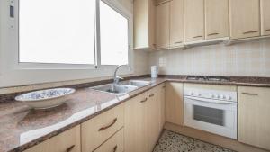 A kitchen or kitchenette at R28 APARTAMENTO MONTSERRAT 11-3