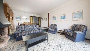 A seating area at R28 APARTAMENTO MONTSERRAT 11-3