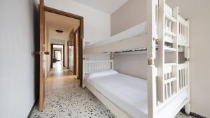 A bed or beds in a room at R28 APARTAMENTO MONTSERRAT 11-3