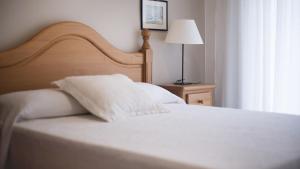 A bed or beds in a room at R28 APARTAMENTO MONTSERRAT 11-3
