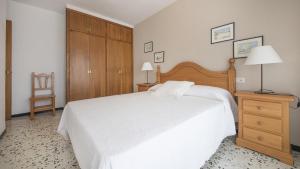 A bed or beds in a room at R28 APARTAMENTO MONTSERRAT 11-3