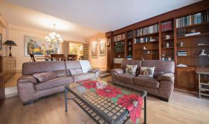 uma sala de estar com dois sofás e uma mesa em Apartment Montserrat 11-1 em Calafell