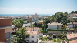 カラフェルにあるR34 Ático RAMBLAの家屋と海の景色を望む