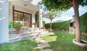 A garden outside R17 Casa MERCÉ RODOREDA