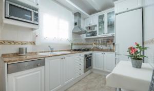 A kitchen or kitchenette at R17 Casa MERCÉ RODOREDA