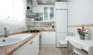 A kitchen or kitchenette at R17 Casa MERCÉ RODOREDA