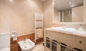A bathroom at R17 Casa MERCÉ RODOREDA