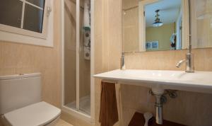 A bathroom at R17 Casa MERCÉ RODOREDA