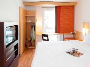 Giường trong phòng chung tại ibis München City Süd