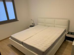سرير أو أسرّة في غرفة في Ankaran apartments