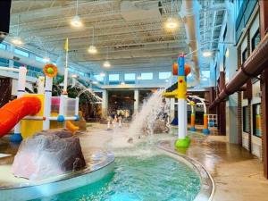 um parque aquático interior com um escorrega aquático em Brookings Inn em Brookings