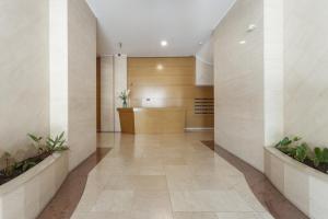 リスボンにあるCentral Orient Residence - Modern, spacious and sunny! By the river!の植物の入った建物廊下