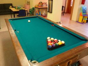 Meja biliard di Elegant Home with Sauna