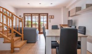 a dining room with a table and chairs at Casa adosada 50m de la playa Calafell . WIFI gratis in Calafell