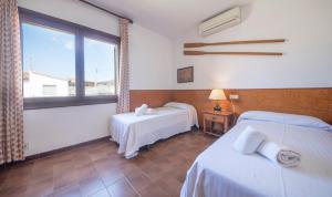 卡拉费尔Villa tennis park with air conditionner的有两张床和一扇窗户的酒店房间 更多51张照片