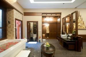 Ein Badezimmer in der Unterkunft Ammatara Pura Pool Villa - SHA Extra Plus