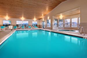 uma piscina num hotel com água azul num quarto em Holiday Inn Express Heber City, an IHG Hotel em Heber City