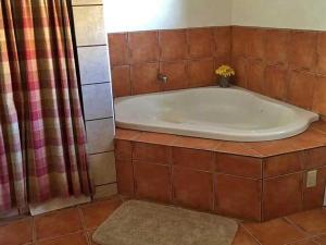 eine große Badewanne im Bad mit Dusche in der Unterkunft Slot Canyons Inn Bed & Breakfast in Escalante