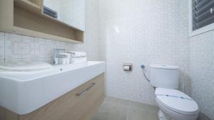 une salle de bains blanche avec toilettes et lavabo dans l'établissement R68 Apartamento Montserrat 32-3, à Calafell 17 autres photos