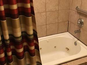 eine Badewanne im Bad mit einem Duschvorhang in der Unterkunft Slot Canyons Inn Bed & Breakfast in Escalante