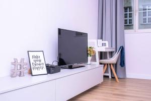Televízia a/alebo spoločenská miestnosť v ubytovaní Comfy Apartments - Old Town Center + 29 fotografií