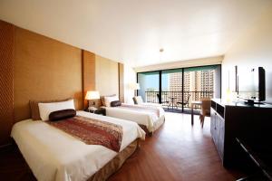 Postel nebo postele na pokoji v ubytování Guam Reef Hotel