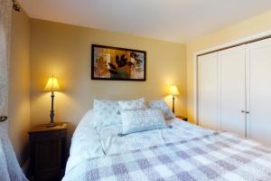 Un dormitorio con una cama y un cuadro en la pared. en Val D'Isere Vacation, en Breckenridge