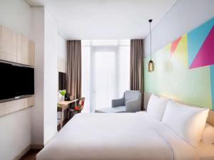 Televiisor ja/või meelelahutuskeskus majutusasutuses Ibis Styles Jakarta Sunter