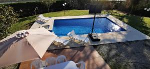 Výhled na bazén z ubytování VILLAS COSETTE - Villa Martina nebo okolí